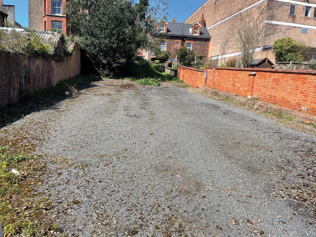 Lot: 110 - SUBSTANTIAL TOWN CENTRE PREMISES WITH PLANNING TO CREATE TEN UNITS - Area of hardstanding to rear